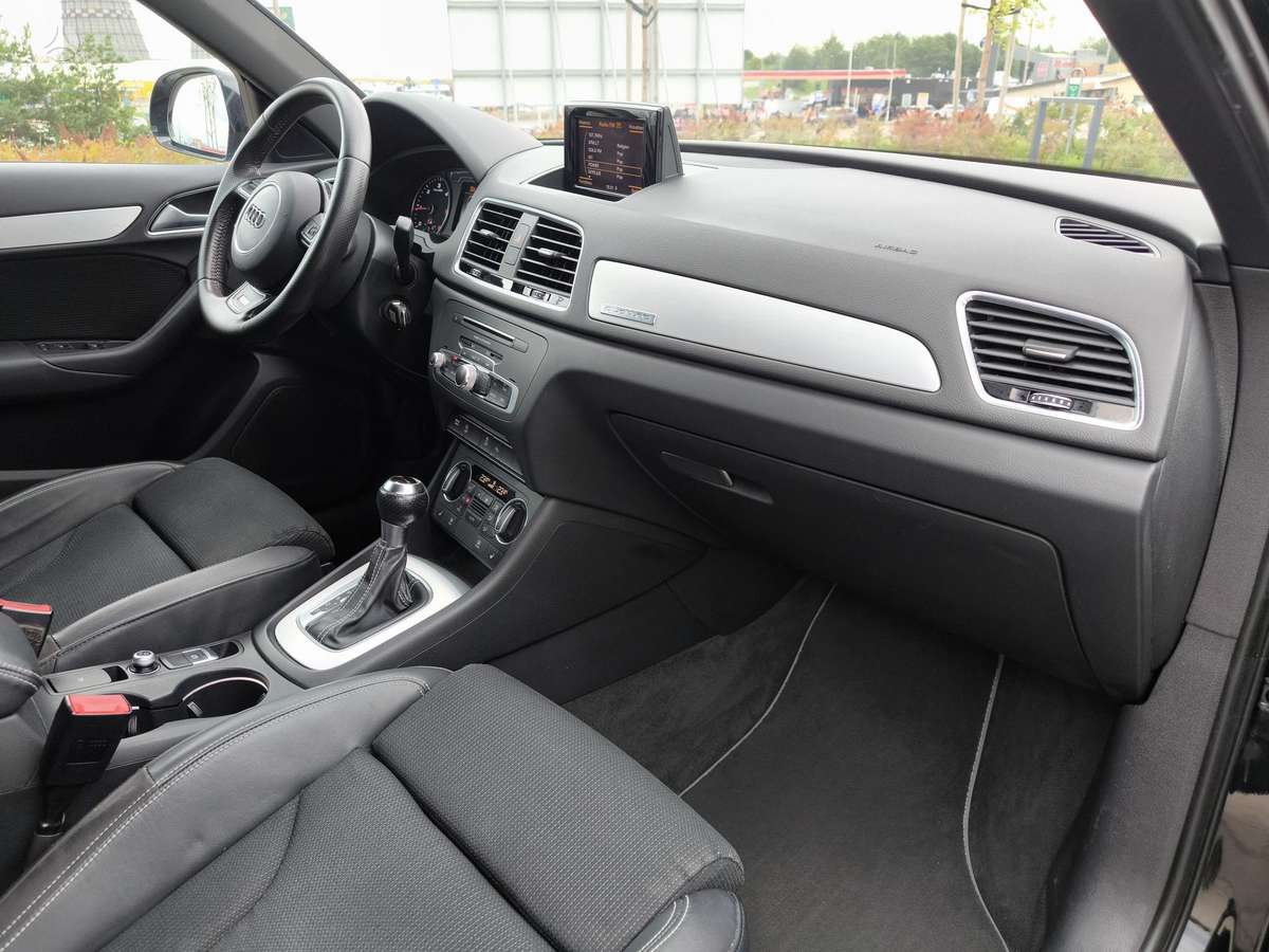 Audi Q3, 2.0 l., off-road / crossover