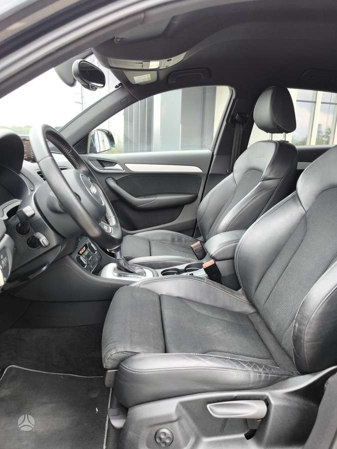 Audi Q3, 2.0 l., off-road / crossover