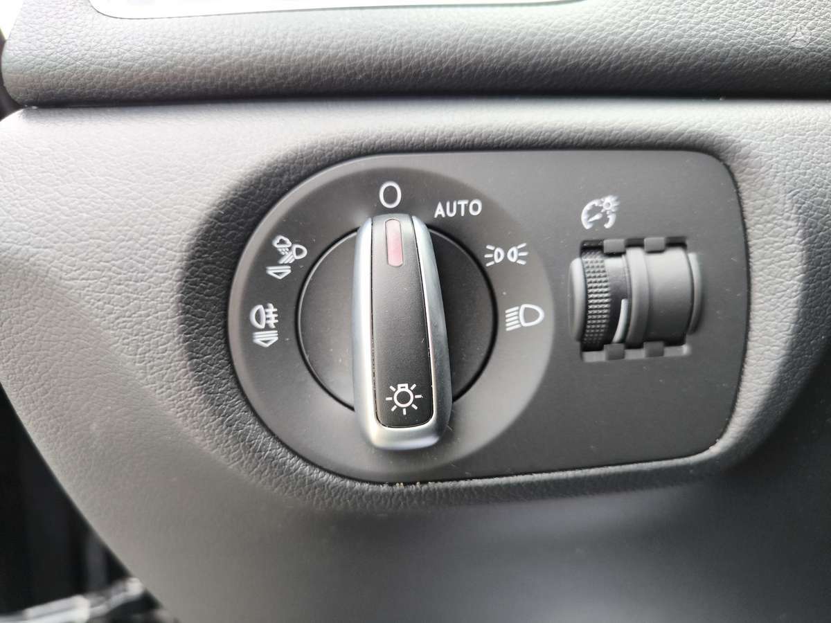 Audi Q3, 2.0 l., off-road / crossover