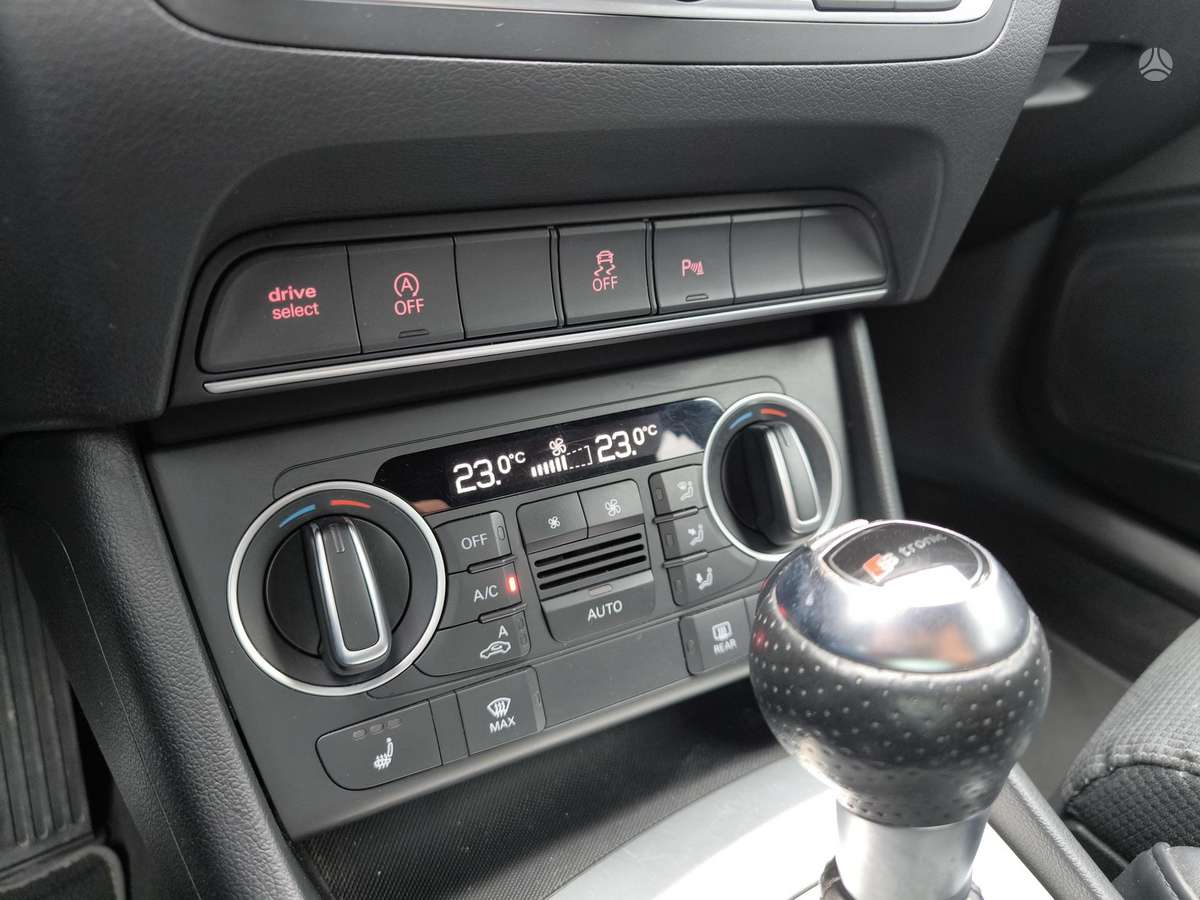Audi Q3, 2.0 l., off-road / crossover