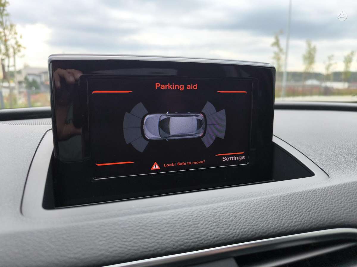 Audi Q3, 2.0 l., off-road / crossover