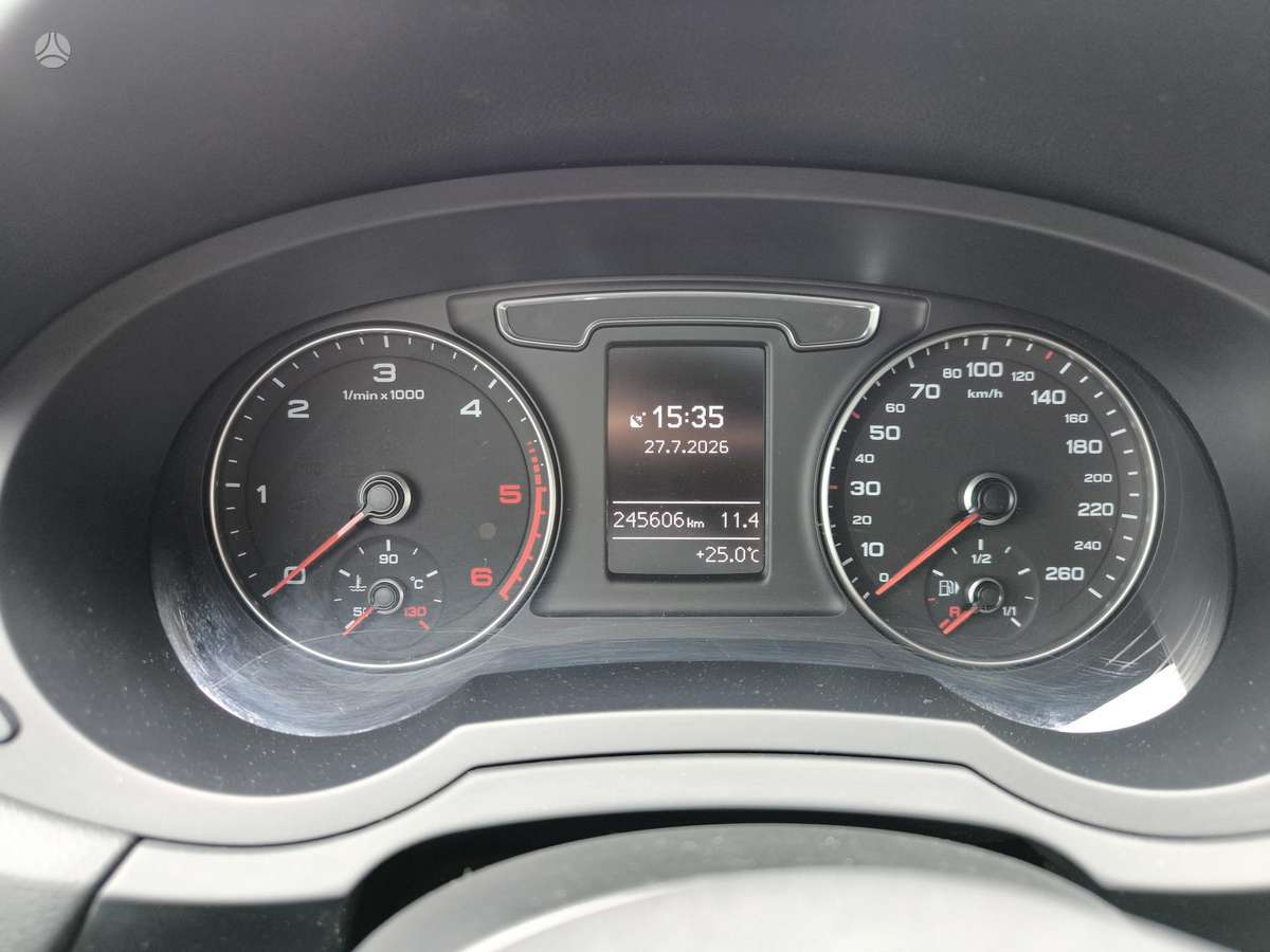 Audi Q3, 2.0 l., off-road / crossover