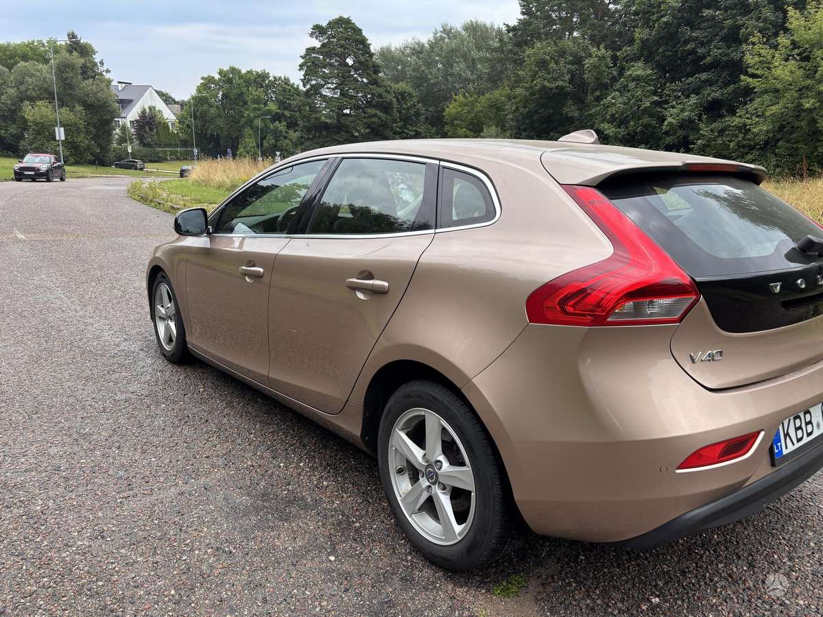 Volvo V40, 1.6 l., hatchback