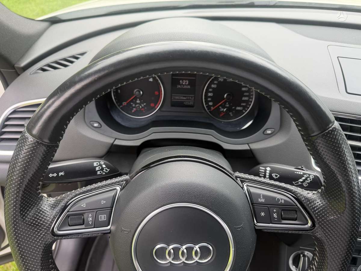 Audi Q3, 2.0 l., off-road / crossover