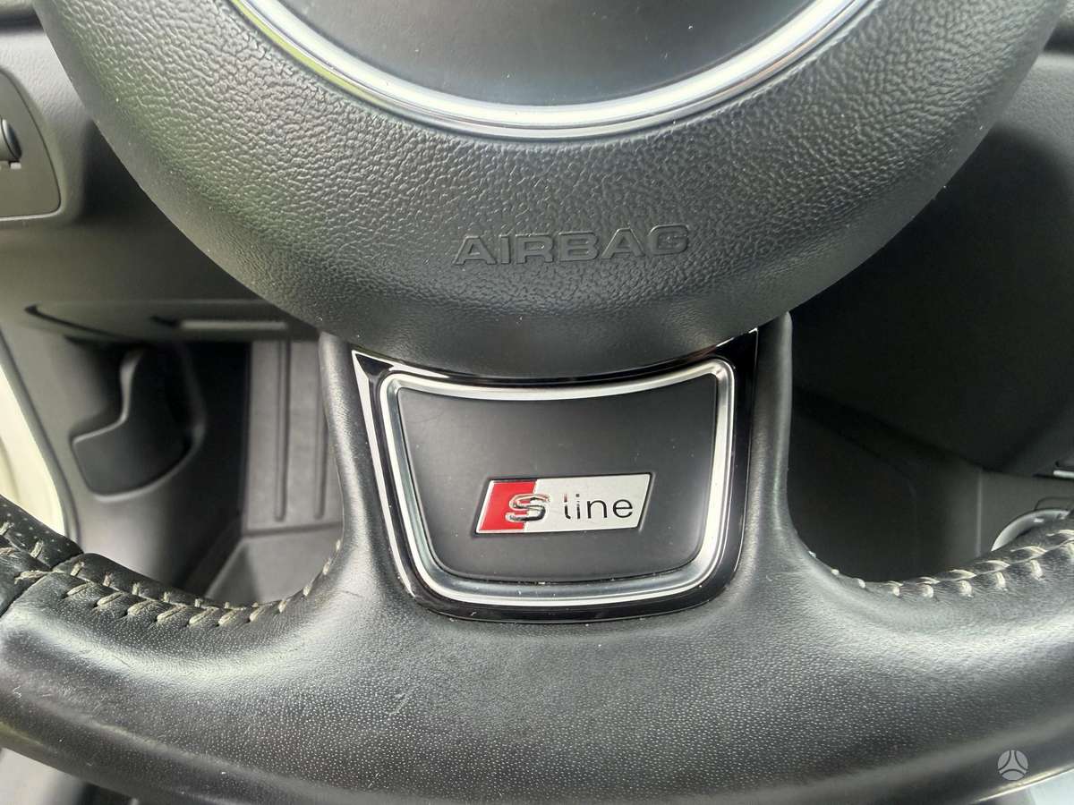 Audi Q3, 2.0 l., off-road / crossover