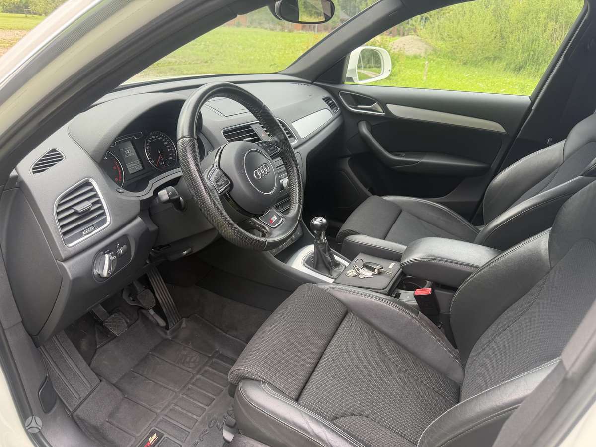 Audi Q3, 2.0 l., off-road / crossover