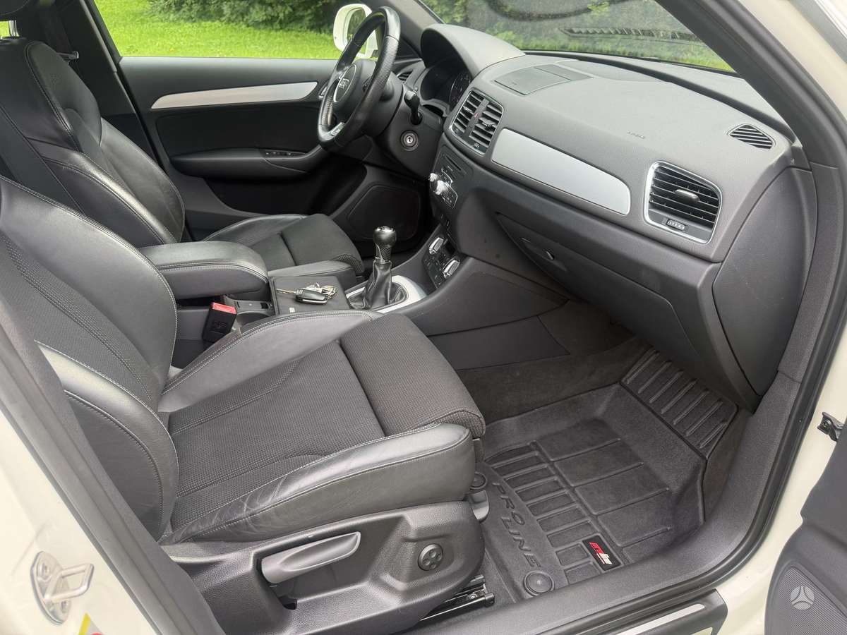 Audi Q3, 2.0 l., off-road / crossover