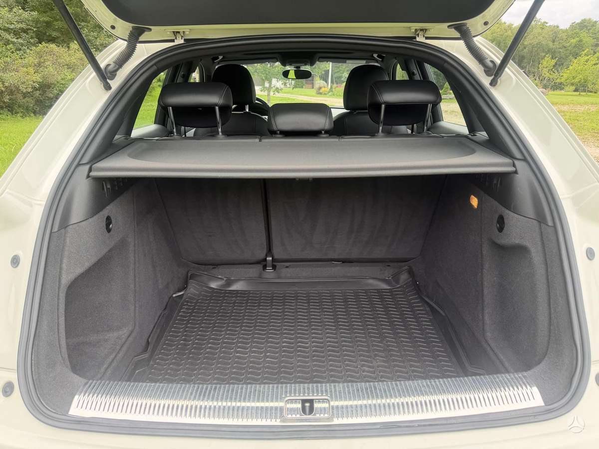 Audi Q3, 2.0 l., off-road / crossover