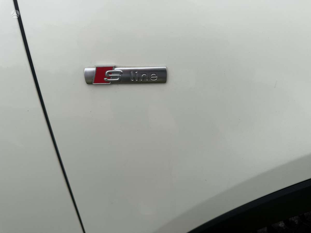 Audi Q3, 2.0 l., off-road / crossover