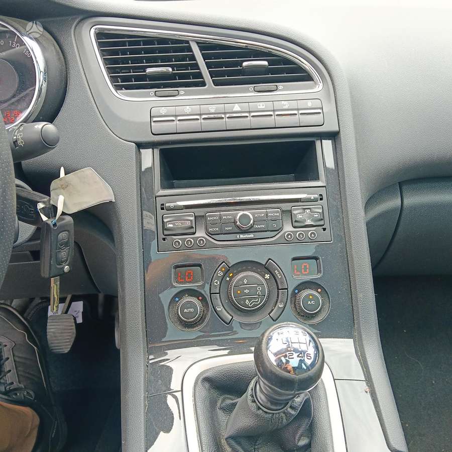 Peugeot 5008 - 8