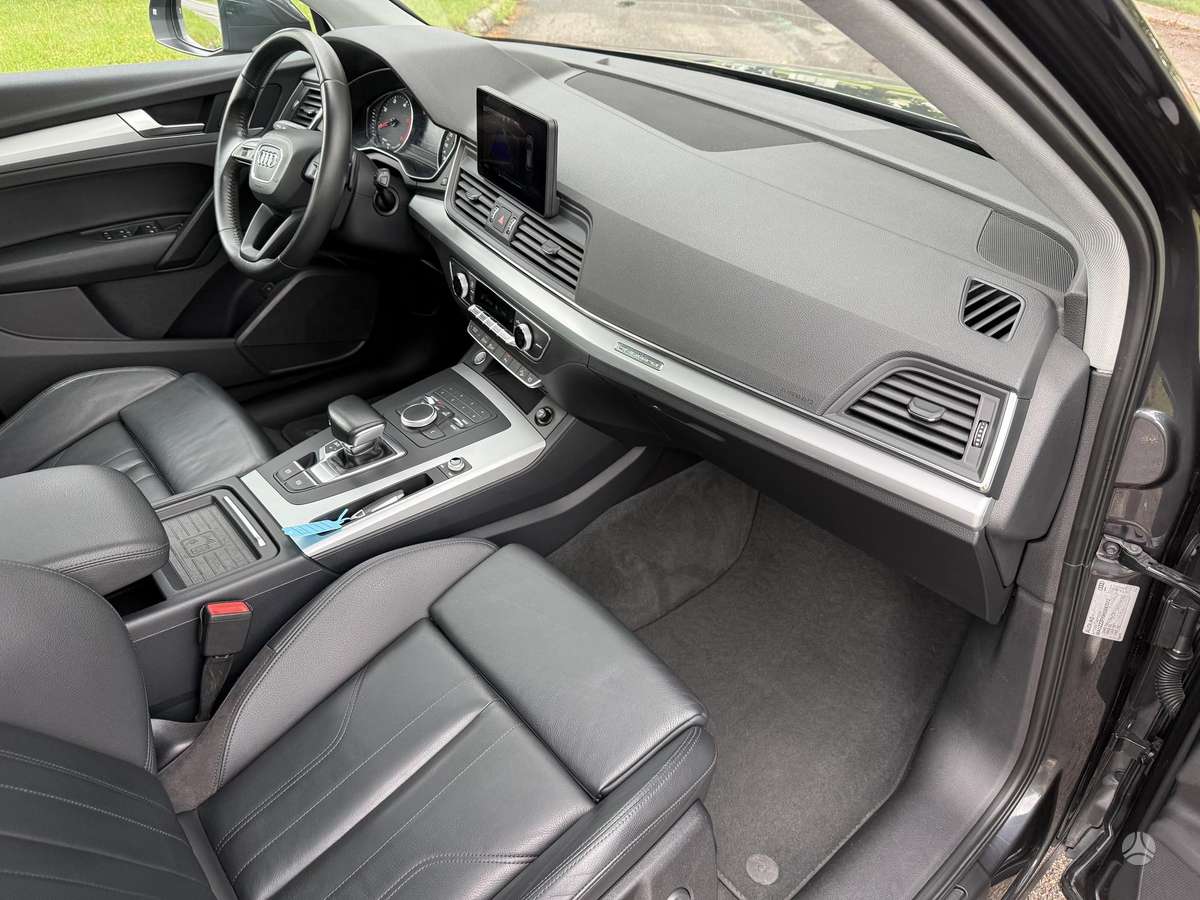 Audi Q5, 2.0 l., off-road / crossover