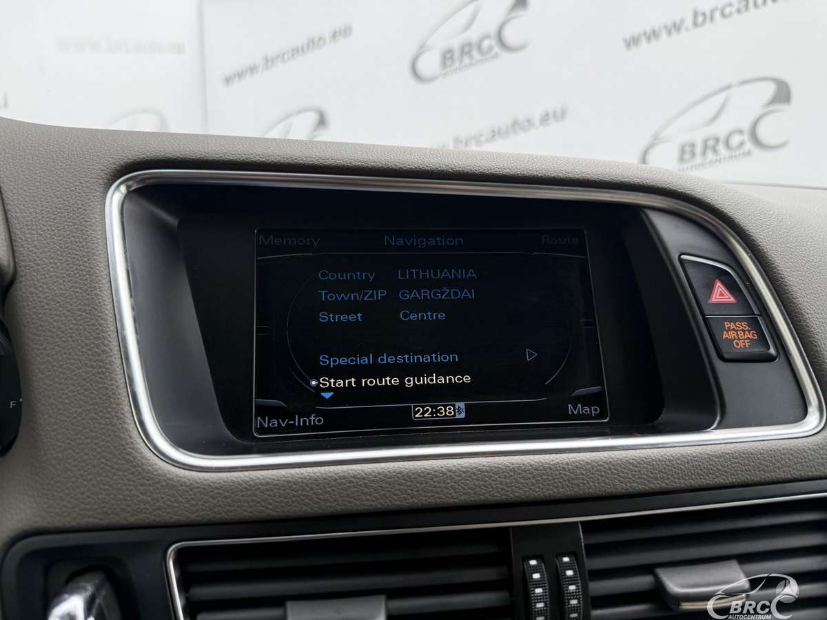 Audi Q5, 3.2 l., off-road / crossover