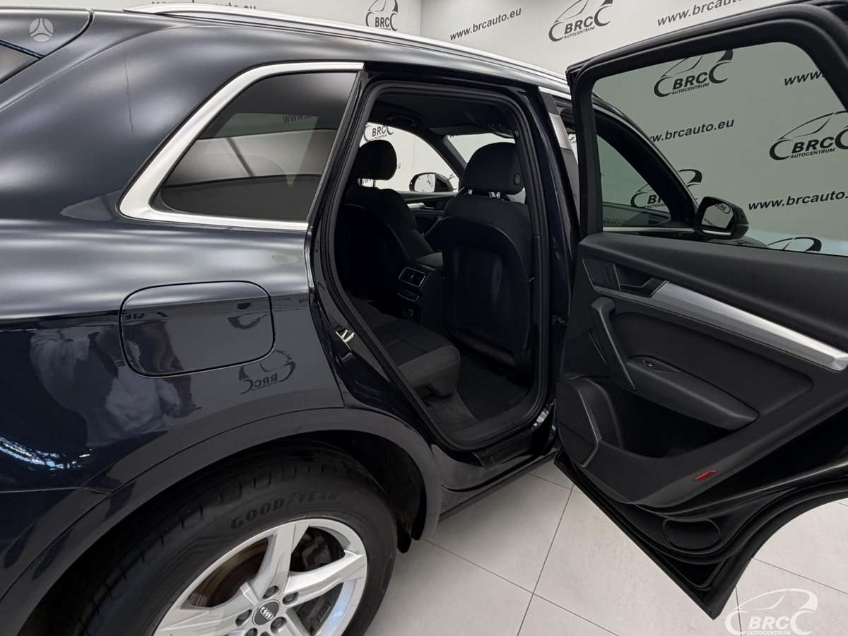 Audi Q5, 2.0 l., off-road / crossover