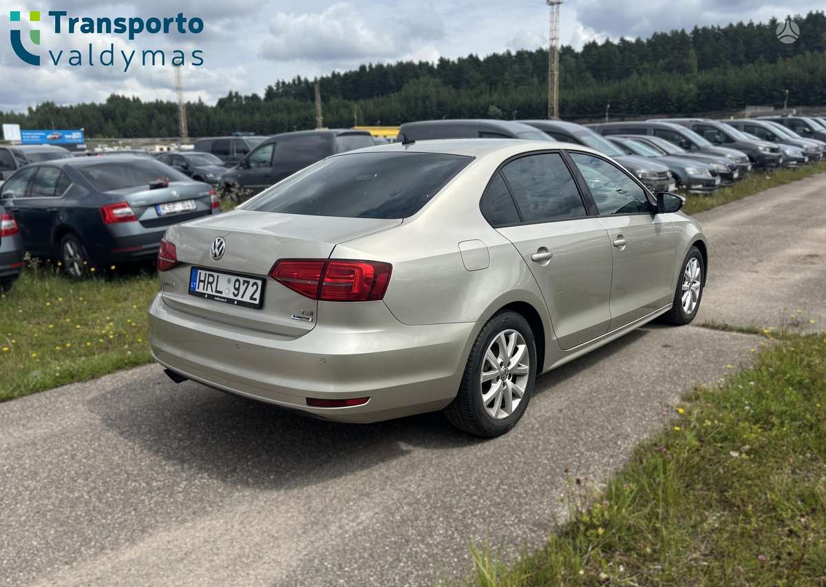 Volkswagen Jetta - 4
