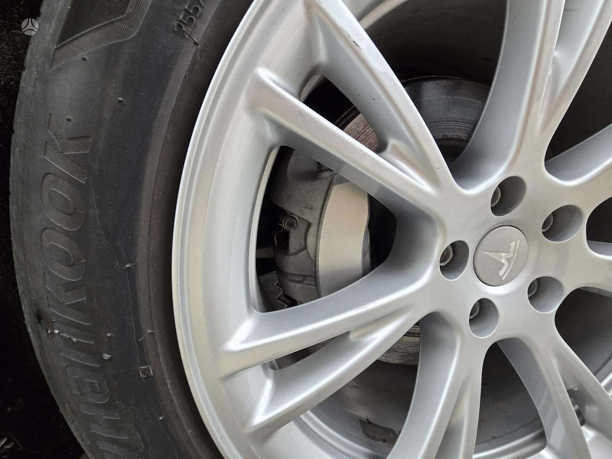 Tesla Model Y, 82 kWh, off-road / crossover