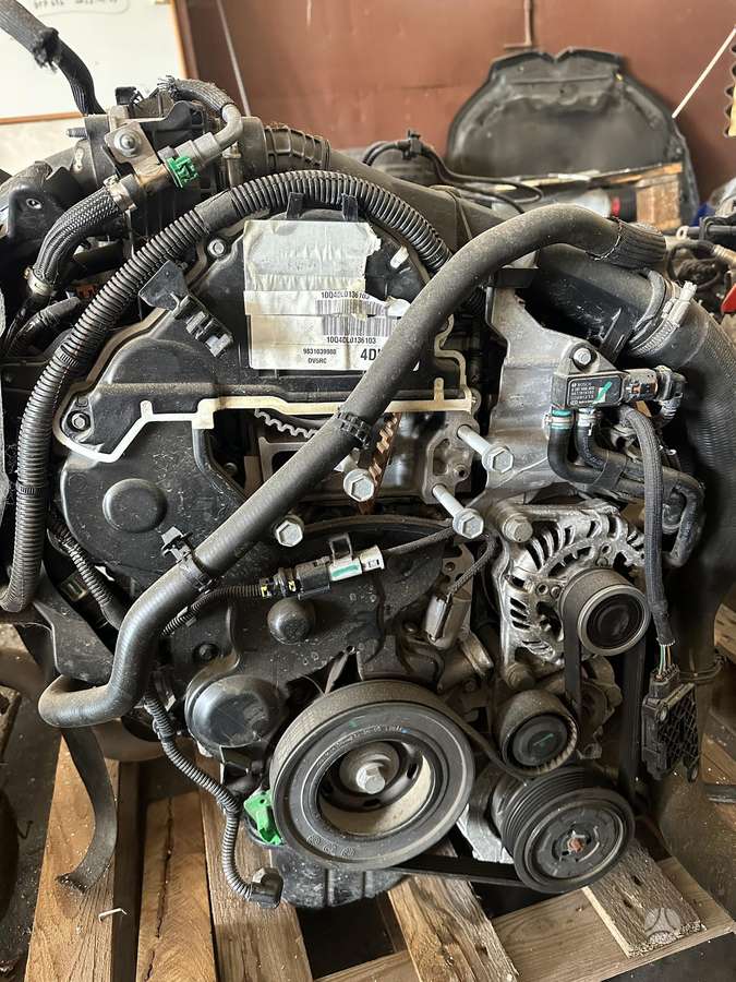 Peugeot 3008 injection system, cylinder head, engine