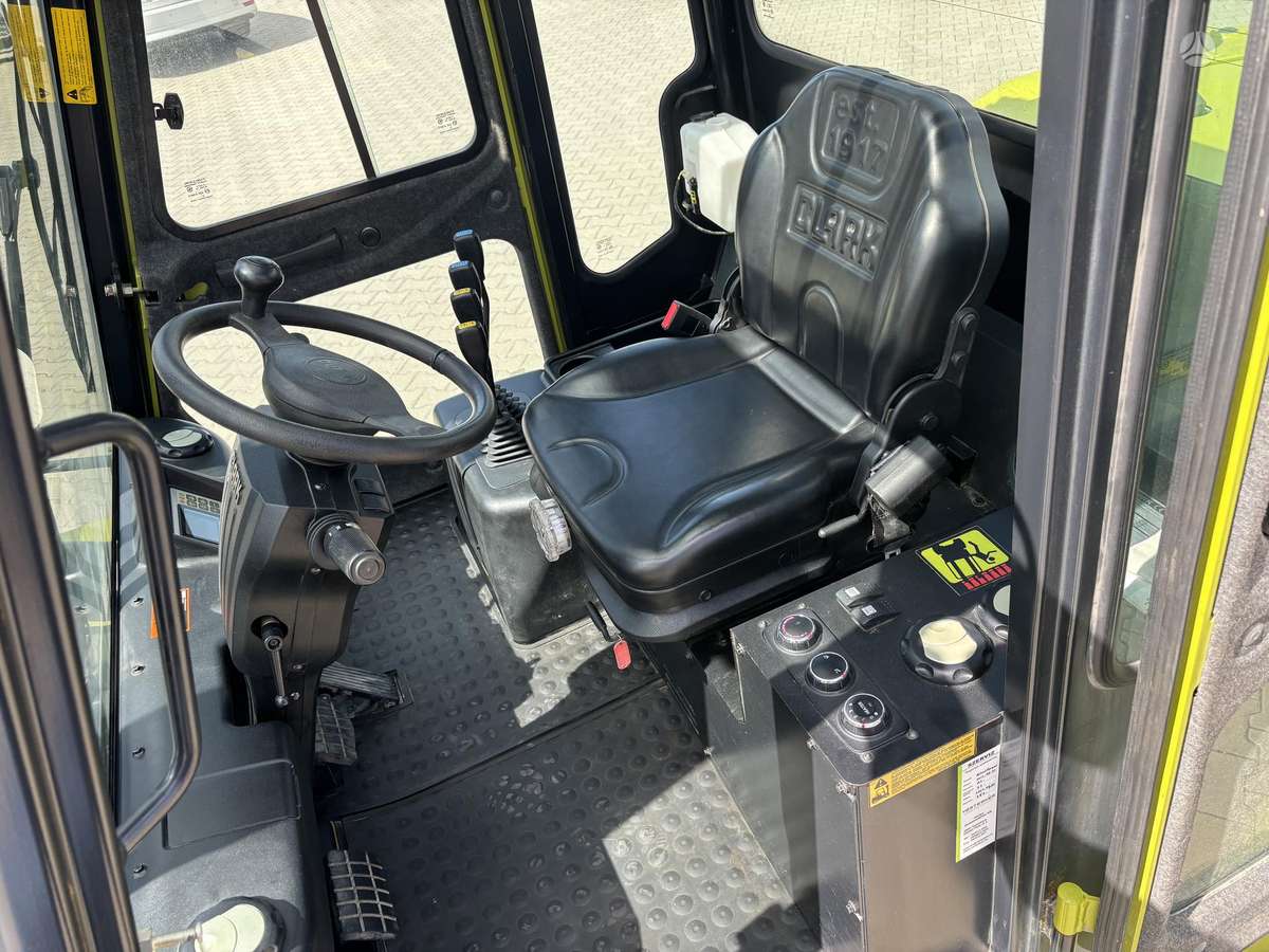 Clark C100, forklifts