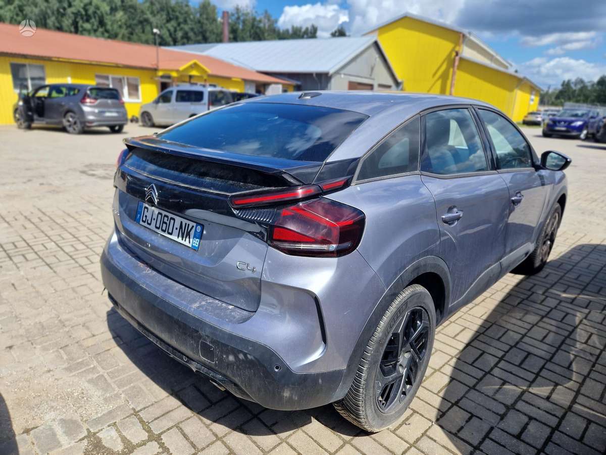 Citroen C4, 1.2 l., hatchback