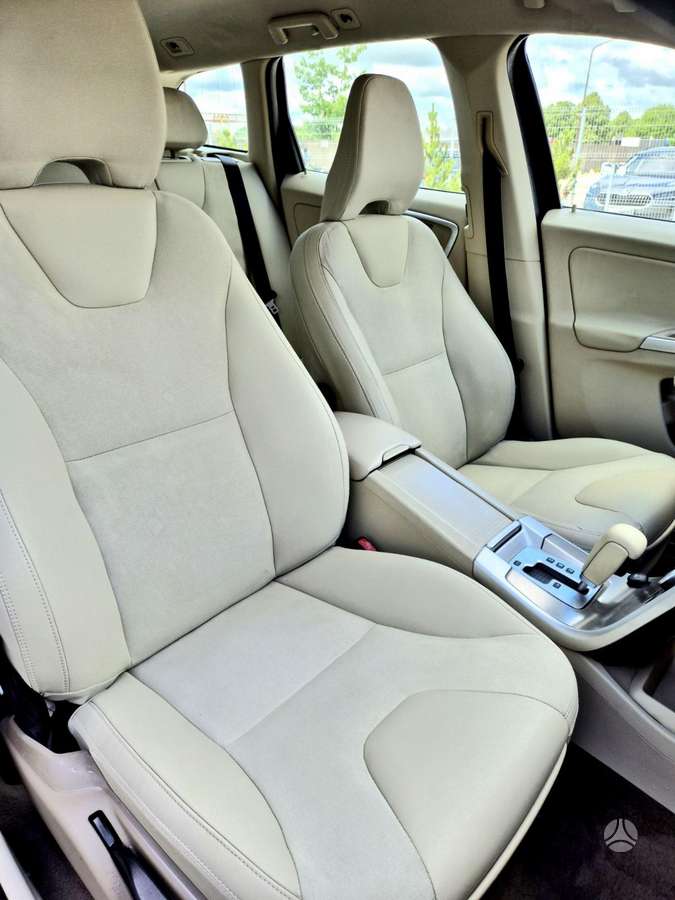 Volvo XC60, 3.2 l., off-road / crossover