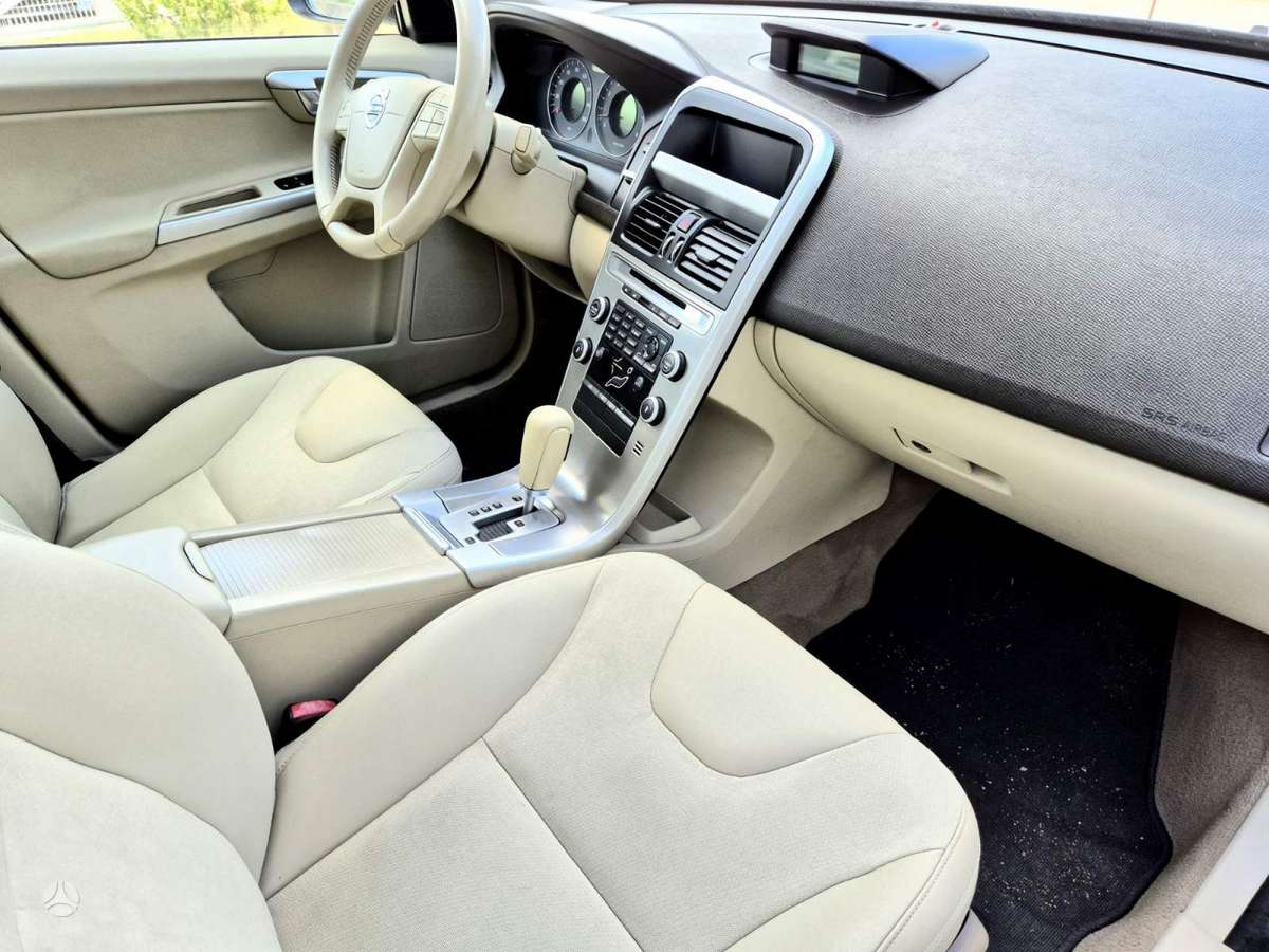 Volvo XC60, 3.2 l., off-road / crossover