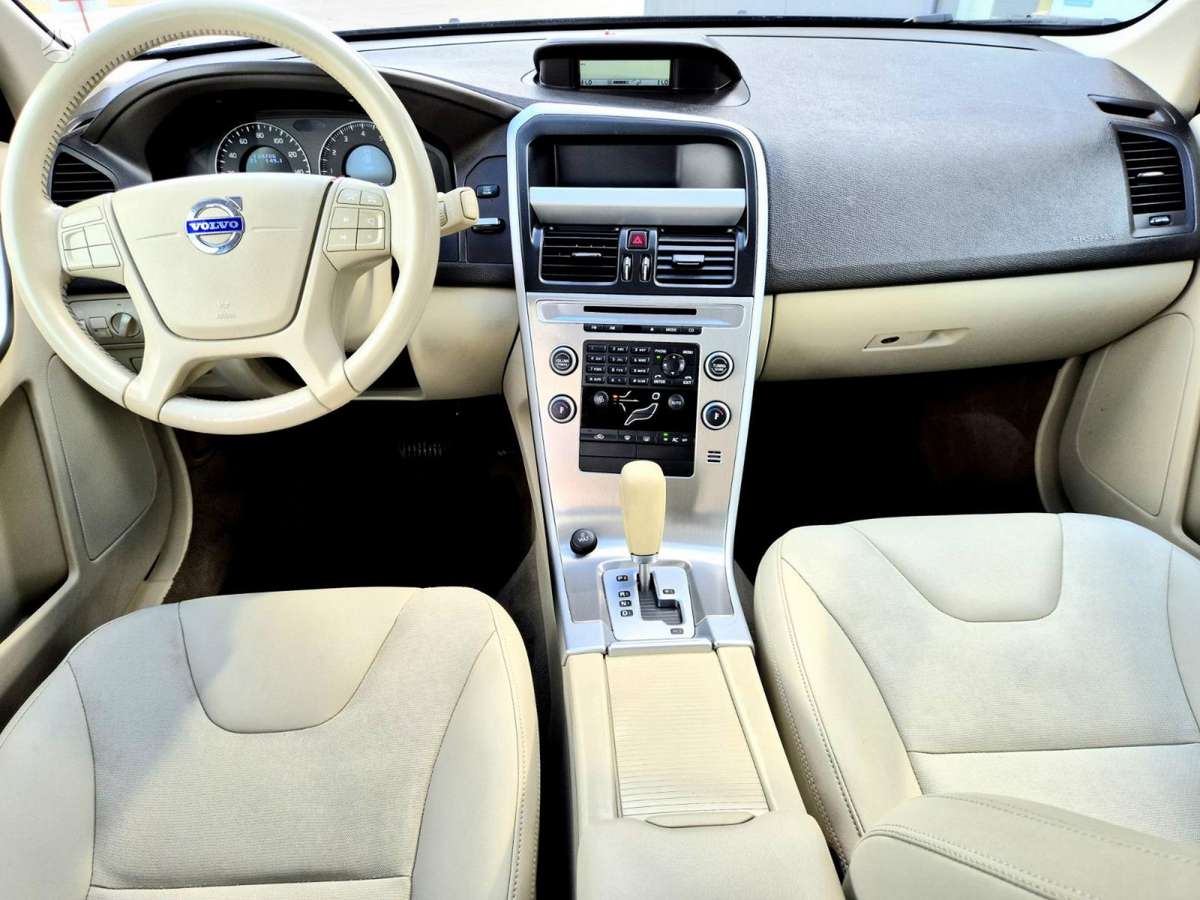 Volvo XC60, 3.2 l., off-road / crossover