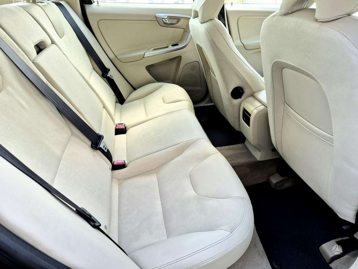 Volvo XC60, 3.2 l., off-road / crossover