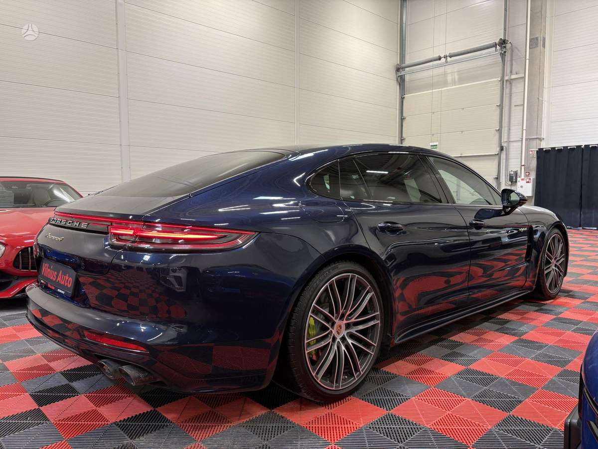 Porsche Panamera - 4