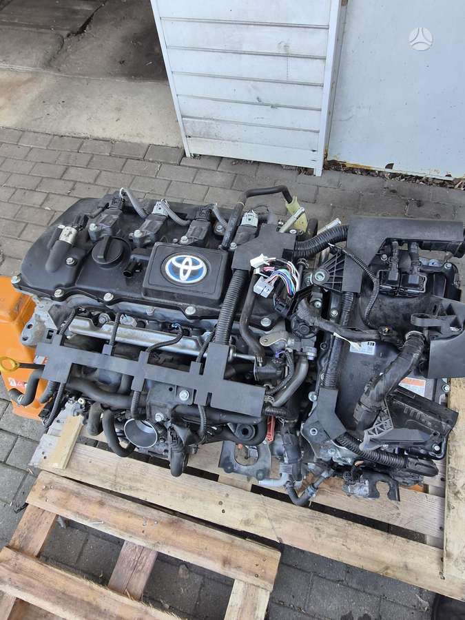 Toyota C-HR variklio detalės