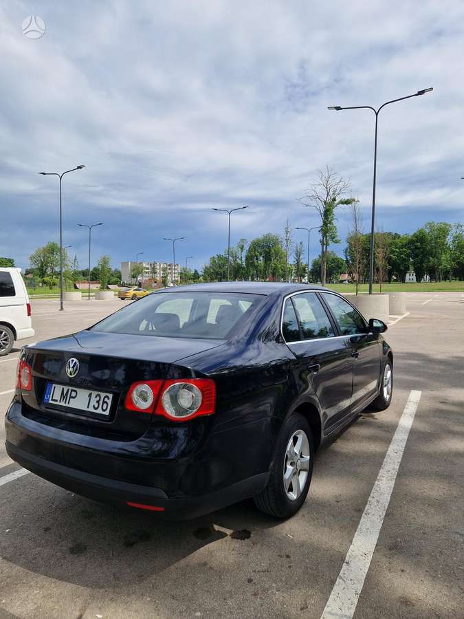 Volkswagen Jetta - 4