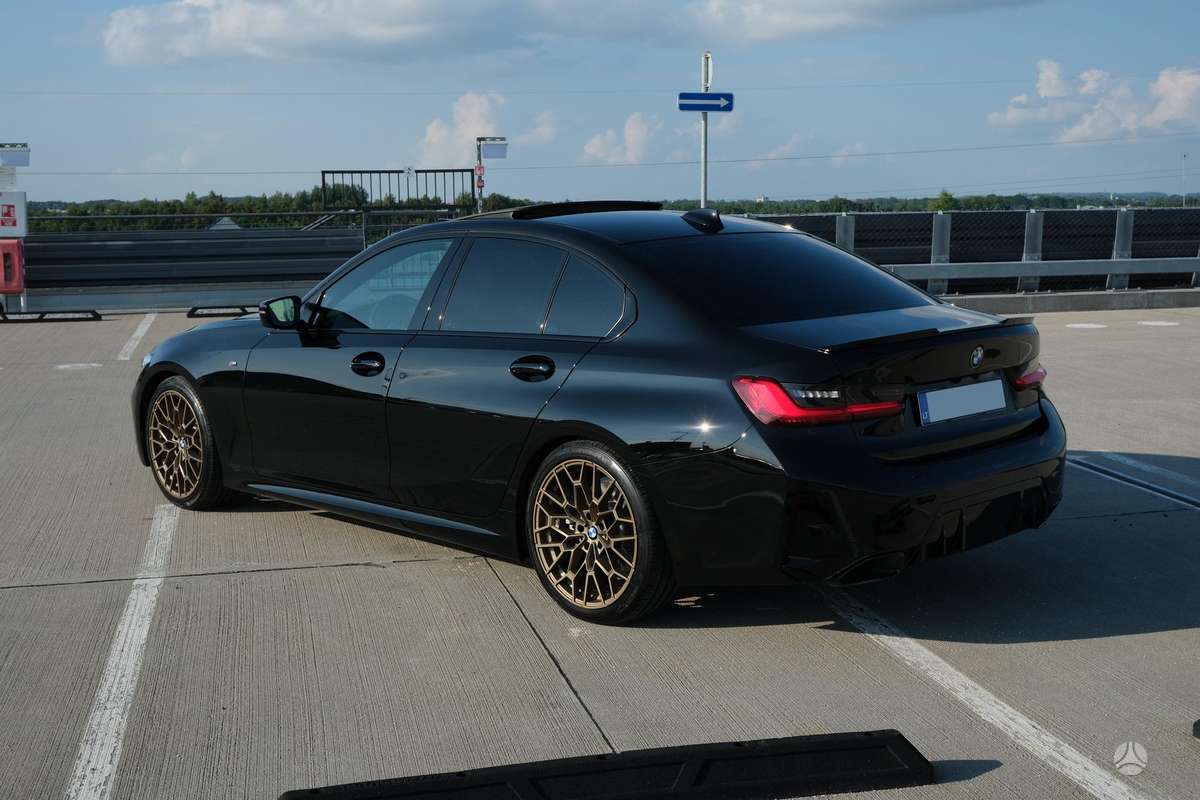 BMW 330, 2.0 l., Седан
