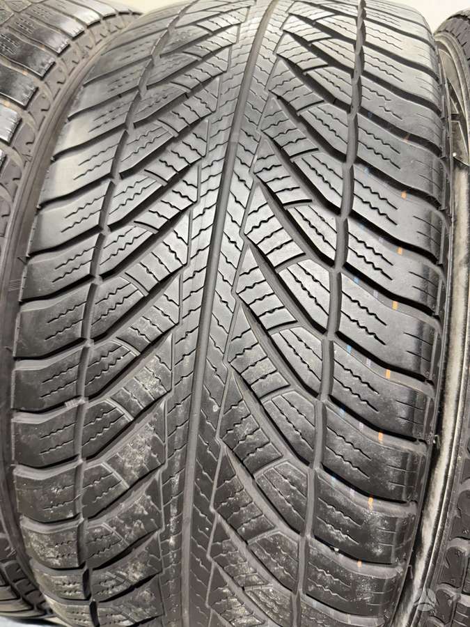 Goodyear Ultragrip 8 performance//Mo, winter 245/45 R18