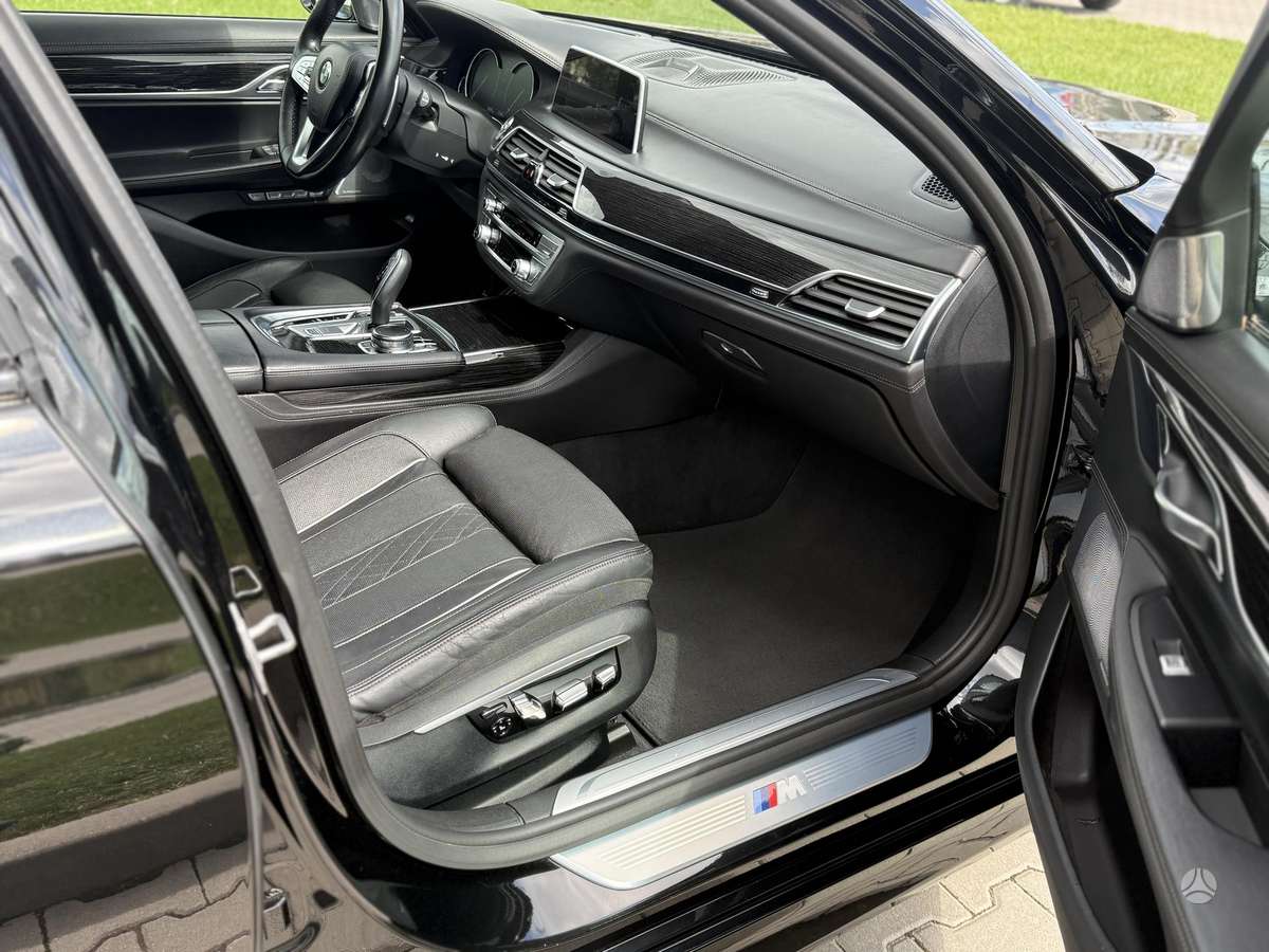 BMW 750, 4.4 l., Седан