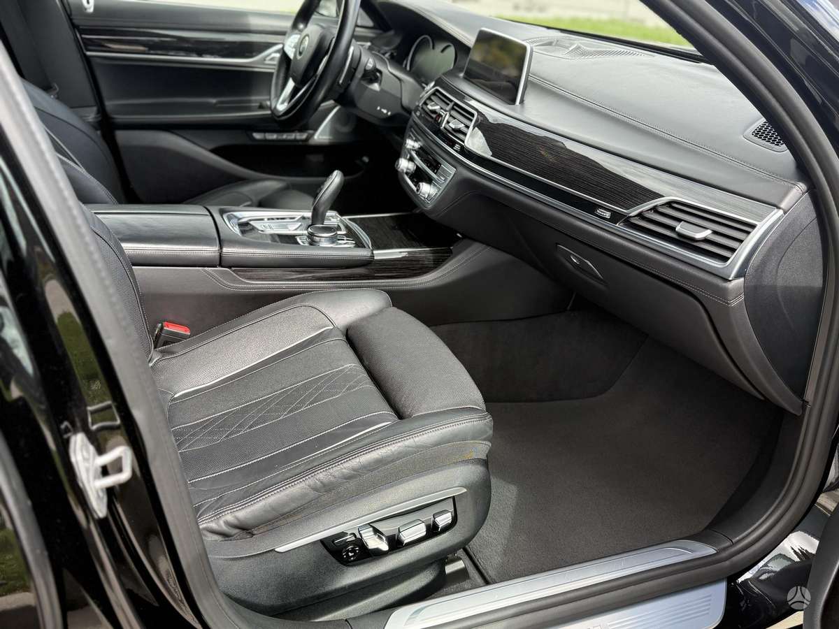 BMW 750, 4.4 l., Седан