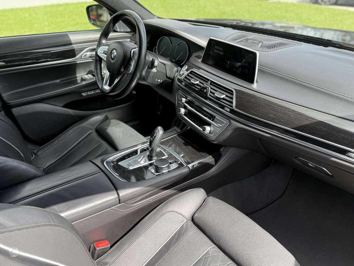 BMW 750, 4.4 l., Седан