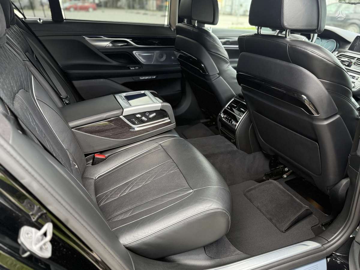 BMW 750, 4.4 l., Седан