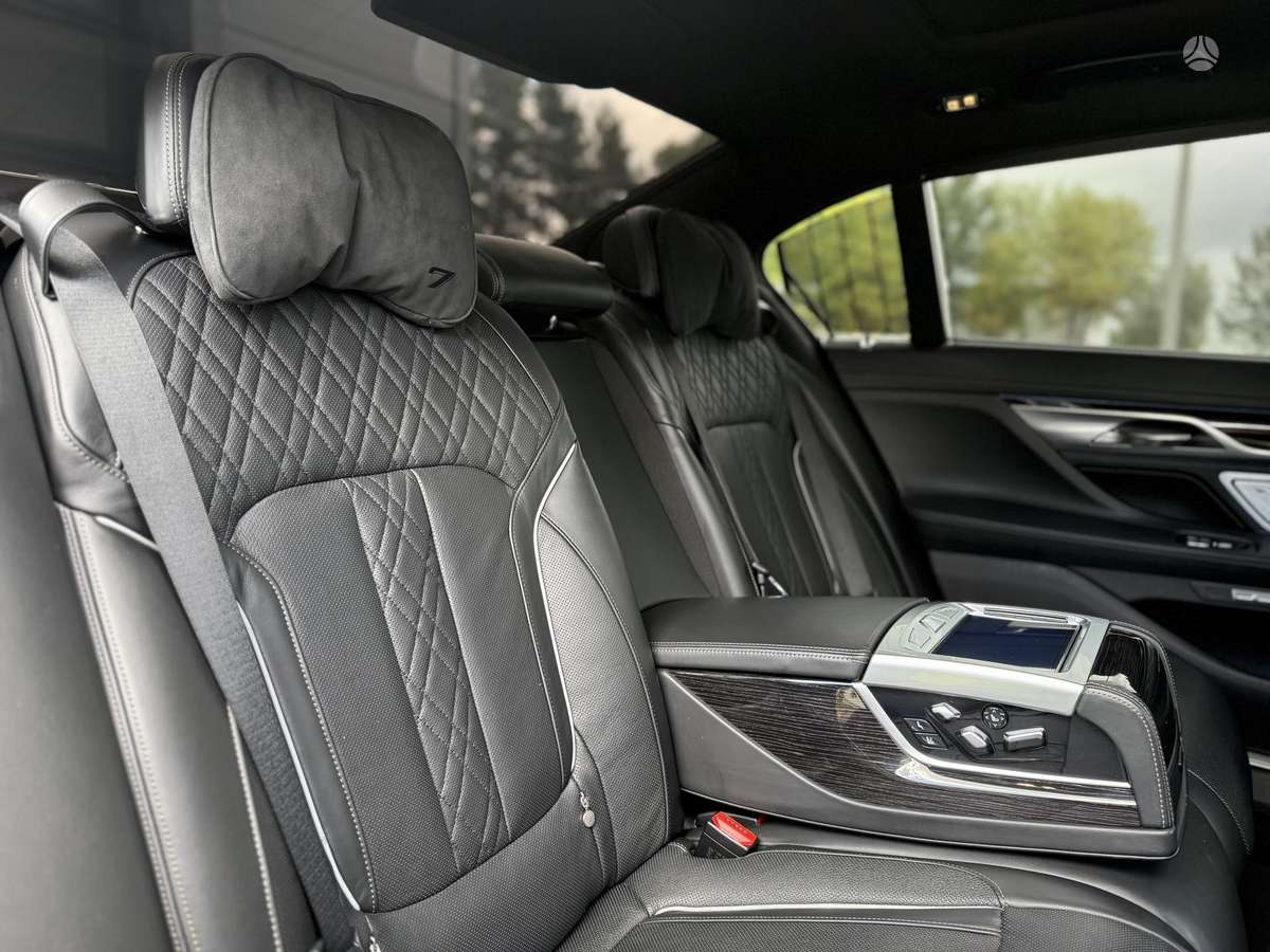 BMW 750, 4.4 l., Седан