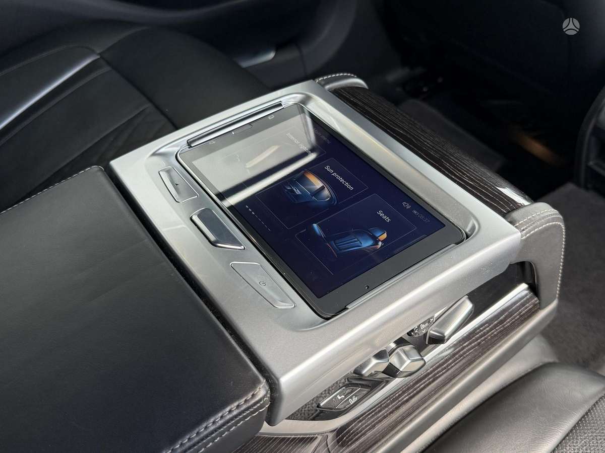BMW 750, 4.4 l., Седан