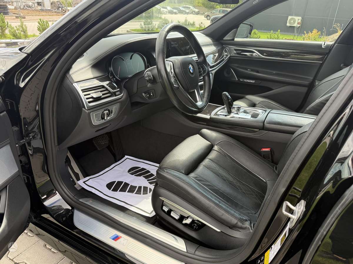 BMW 750, 4.4 l., Седан