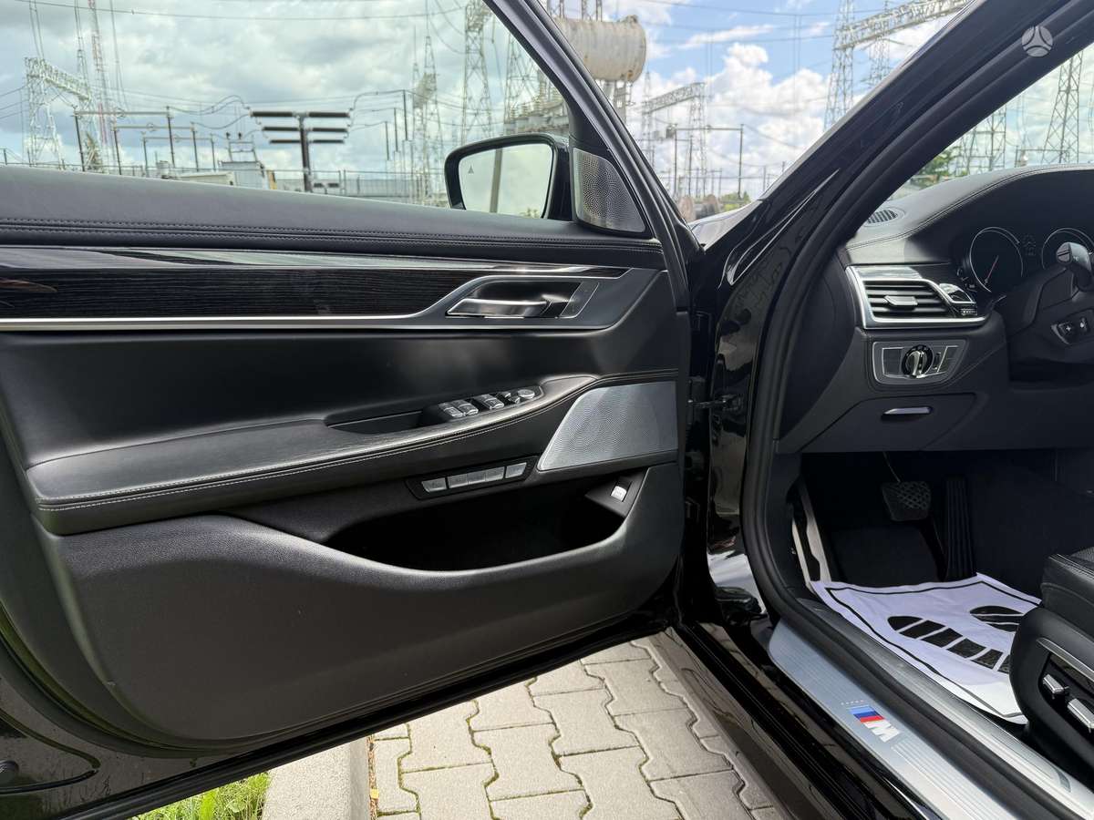 BMW 750, 4.4 l., Седан