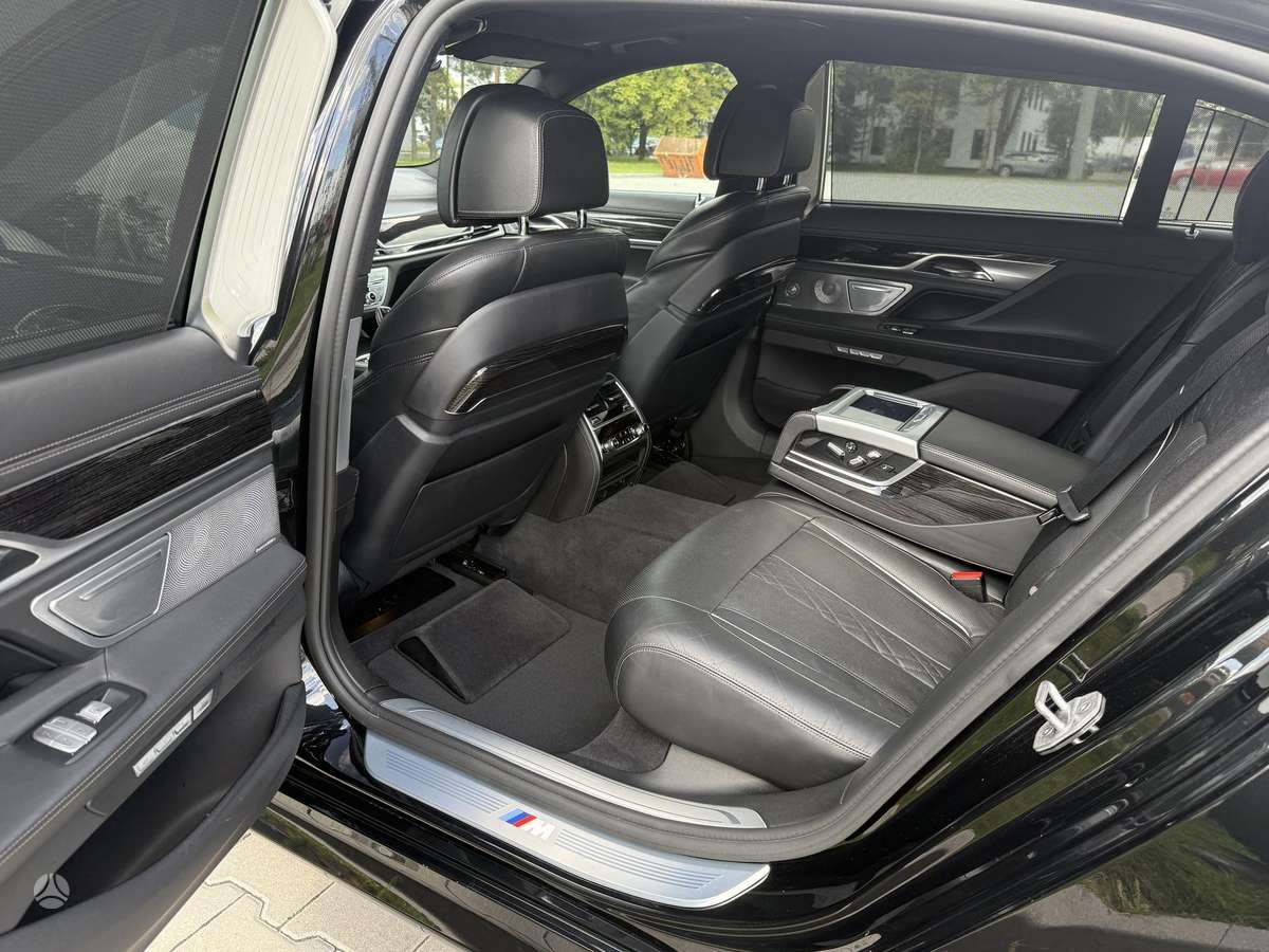 BMW 750, 4.4 l., Седан