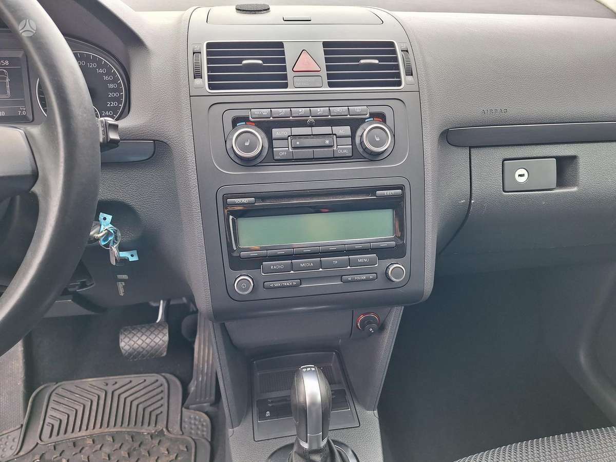 Volkswagen Touran - 12