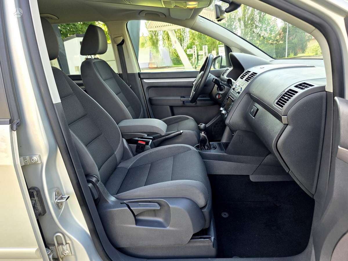 Volkswagen Touran - 12