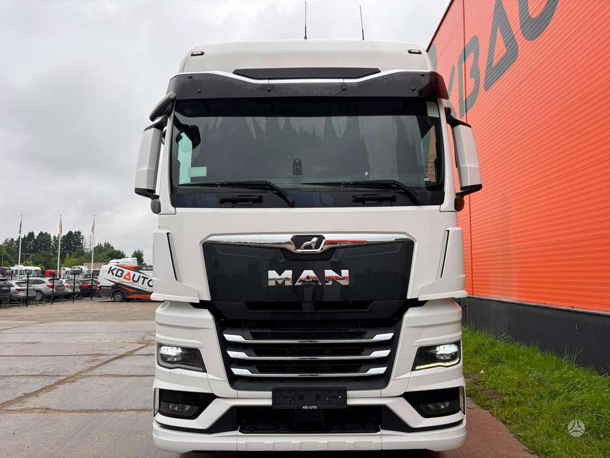 MAN TGX 28.520 6x2, single sleeper