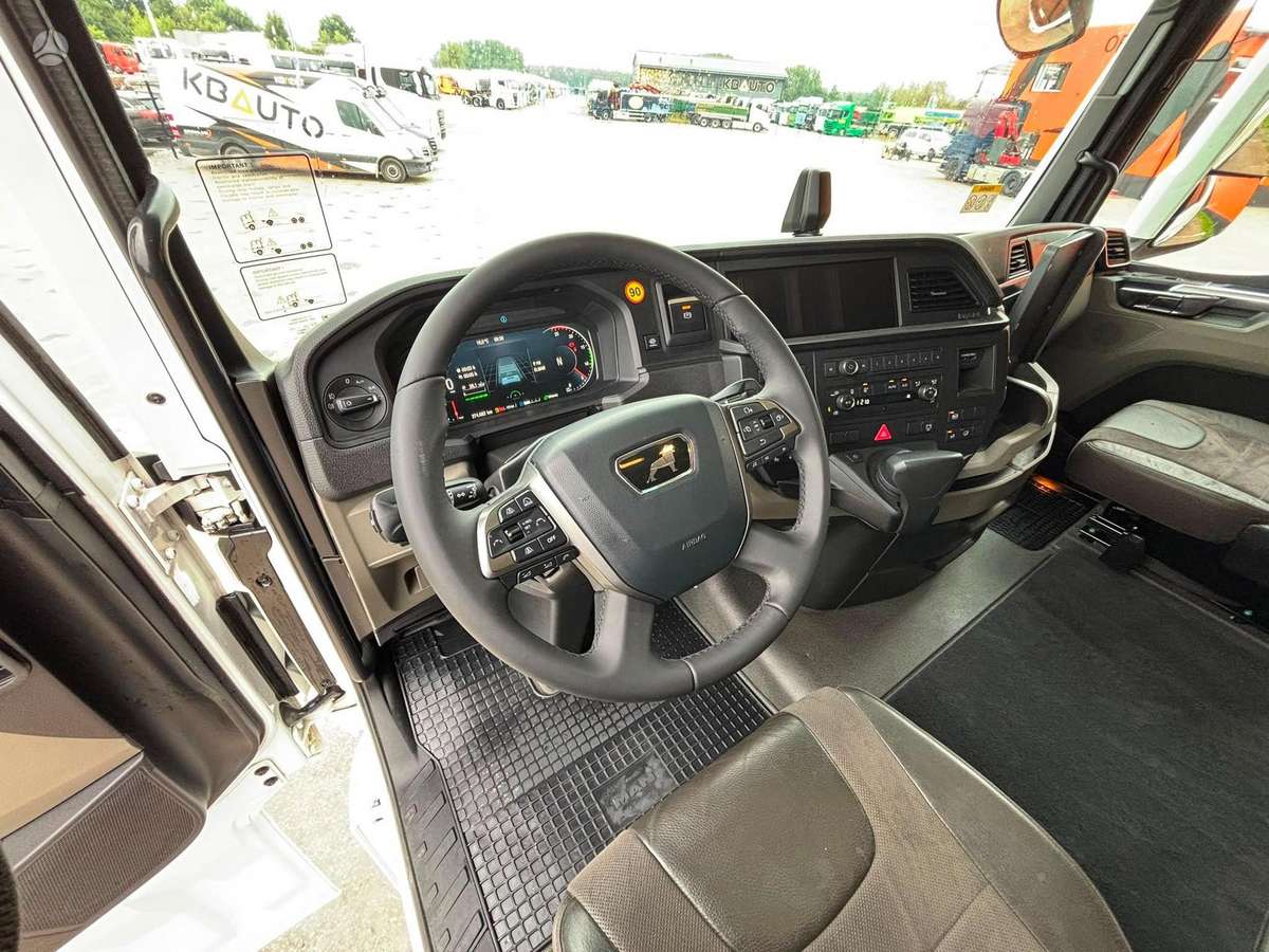 MAN TGX 28.520 6x2, single sleeper