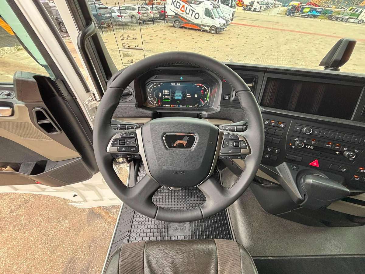 MAN TGX 28.520 6x2, single sleeper