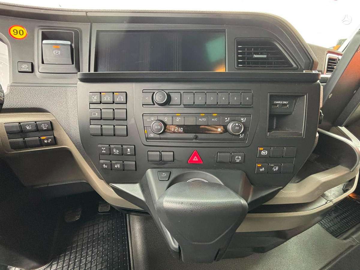 MAN TGX 28.520 6x2, single sleeper
