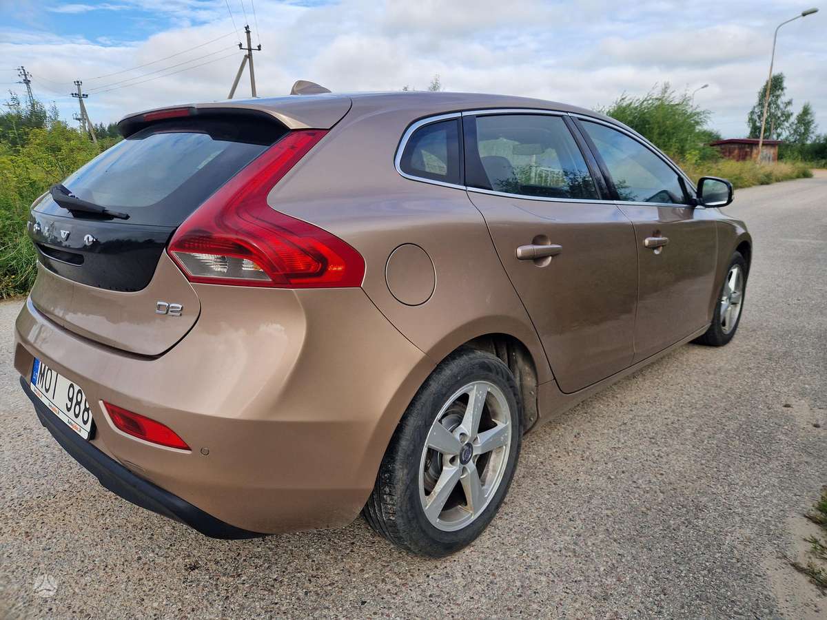 Volvo V40, 1.6 l., hatchback