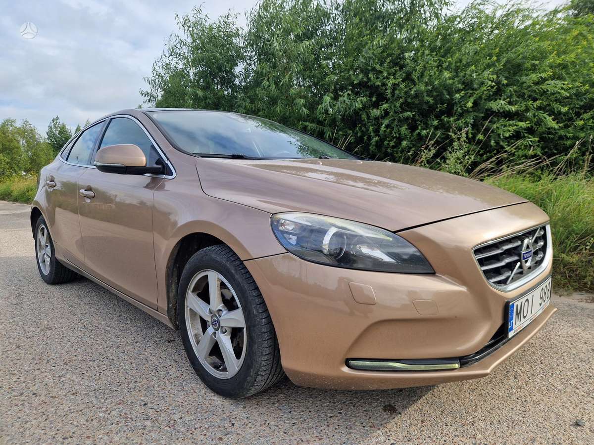 Volvo V40, 1.6 l., hatchback