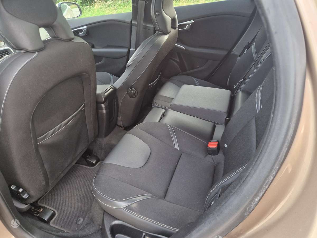 Volvo V40, 1.6 l., hatchback