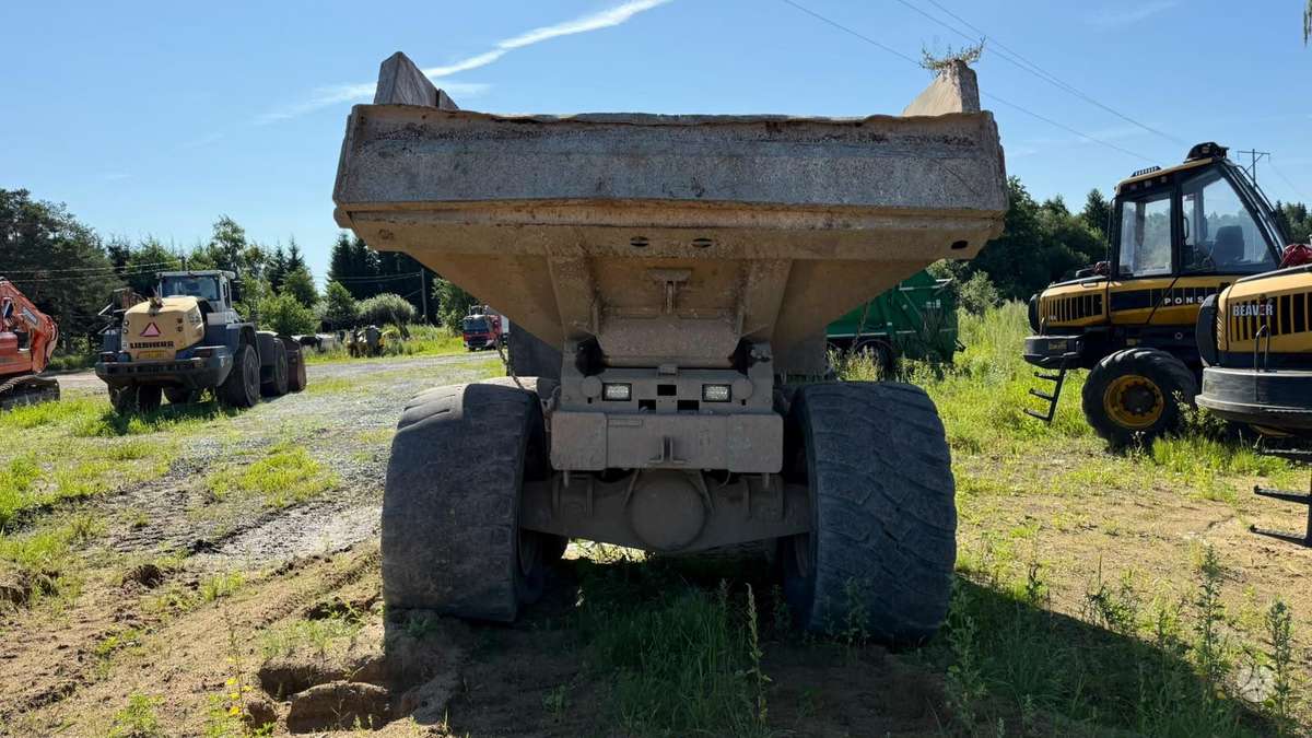 Case 330B, dumpers / tippers